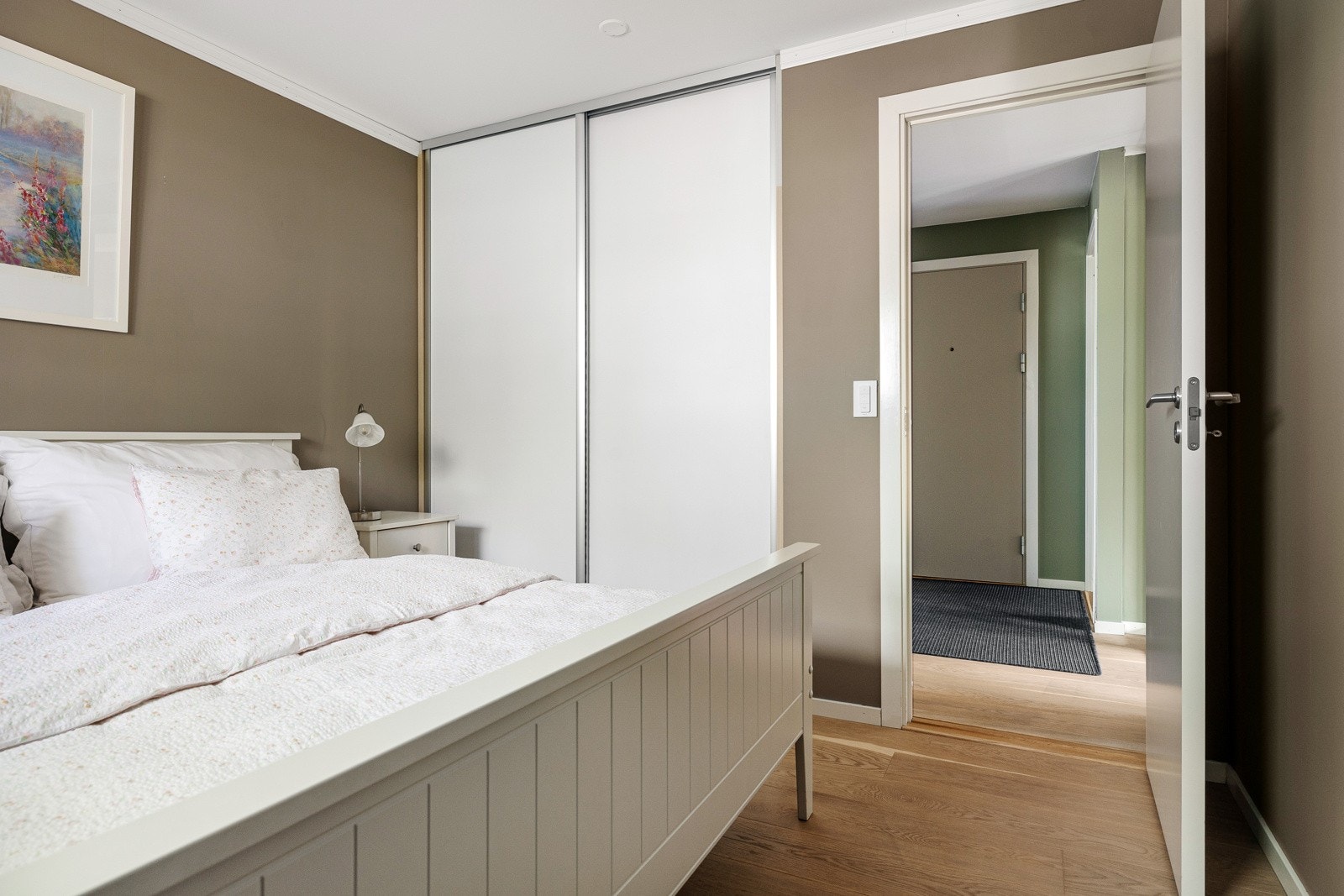 Hovedsoverommet har god plass til dobbeltseng og rikelig med oppbevaringsplass i en skyvedørsgarderobe. Galleribilde