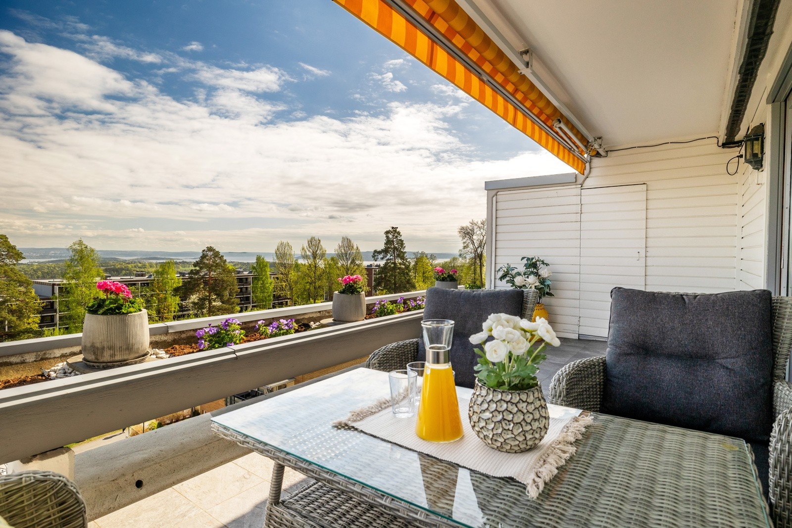 På fjorden ser du småbåtenes regattaer, skip og ferger som seiler til og fra Oslo. Galleribilde