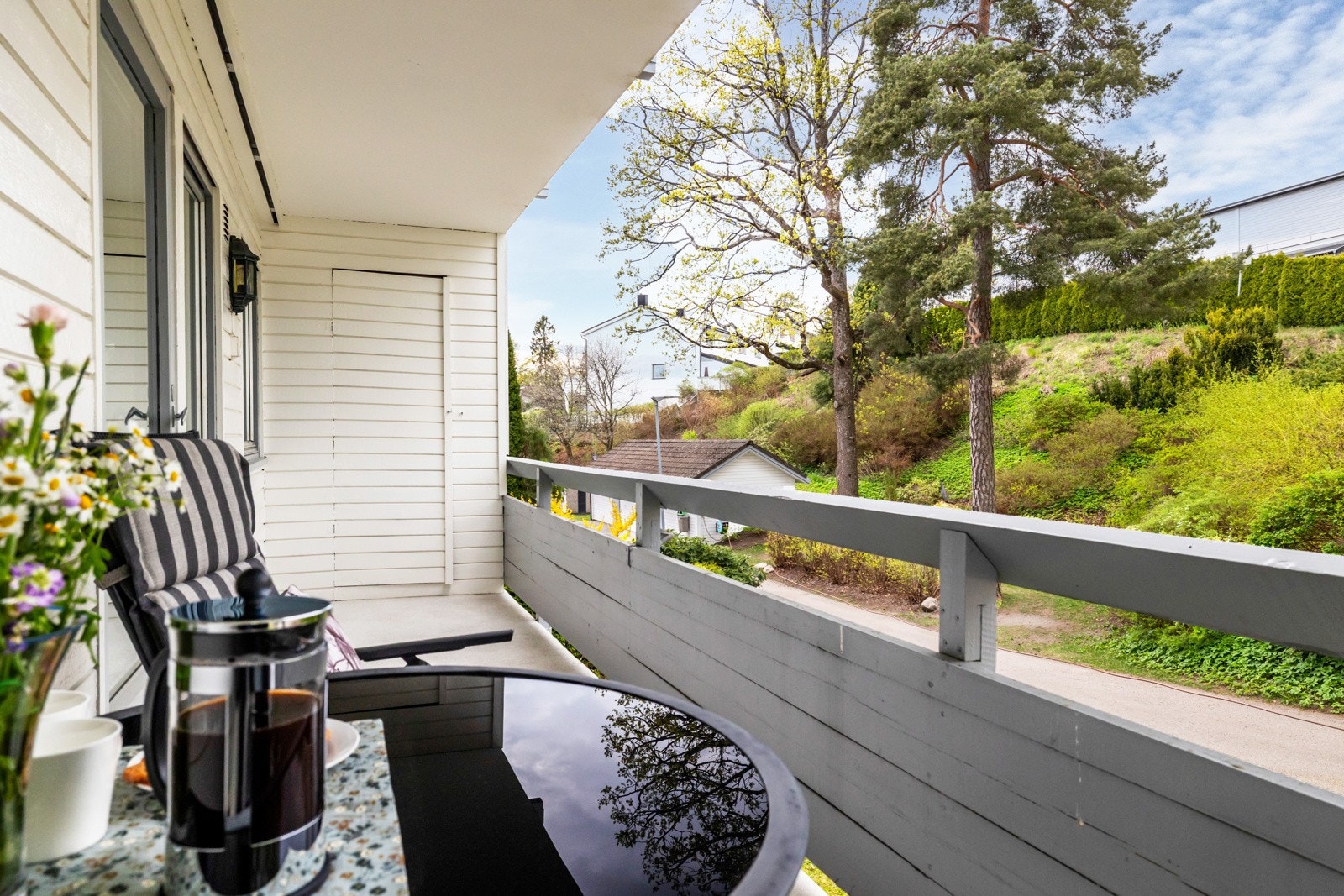 Balkongen er overbygd og har god plass til ulikt balkongmøblement. Galleribilde