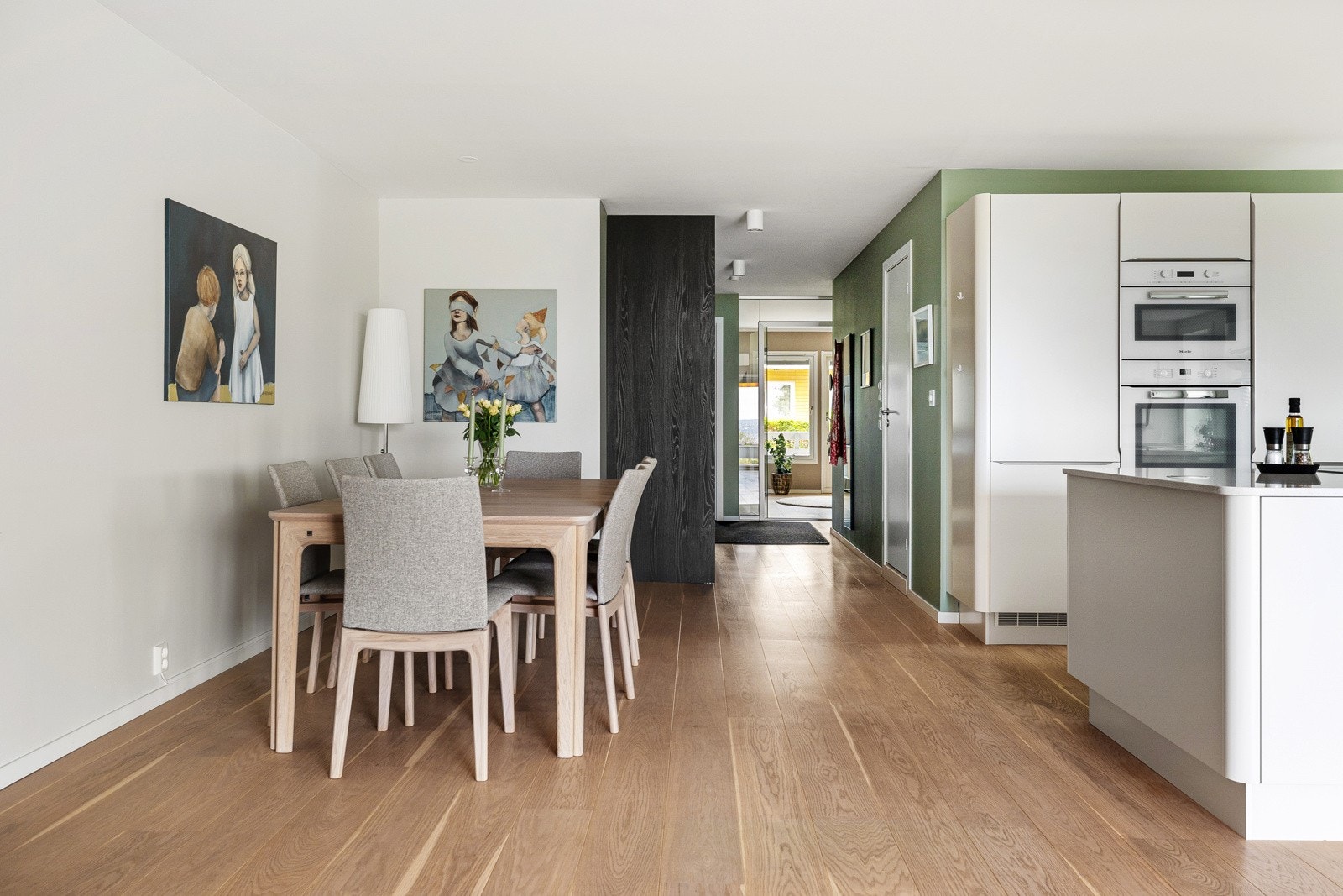 God plass til stort spisebord. Galleribilde