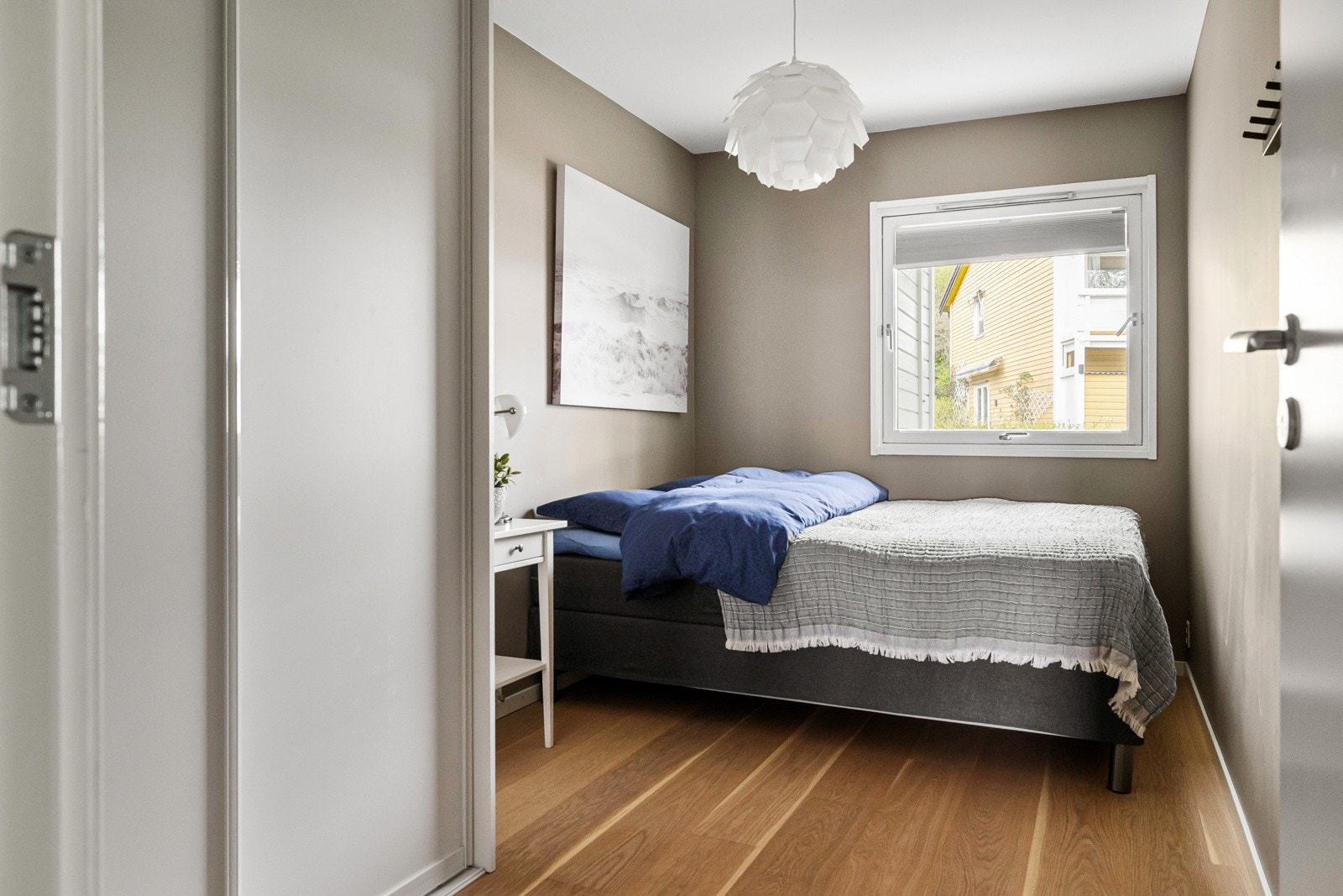 Soverom 2 er innredet med fastmontert skyvedørsgarderobe og har god plass til dobbeltseng. Galleribilde