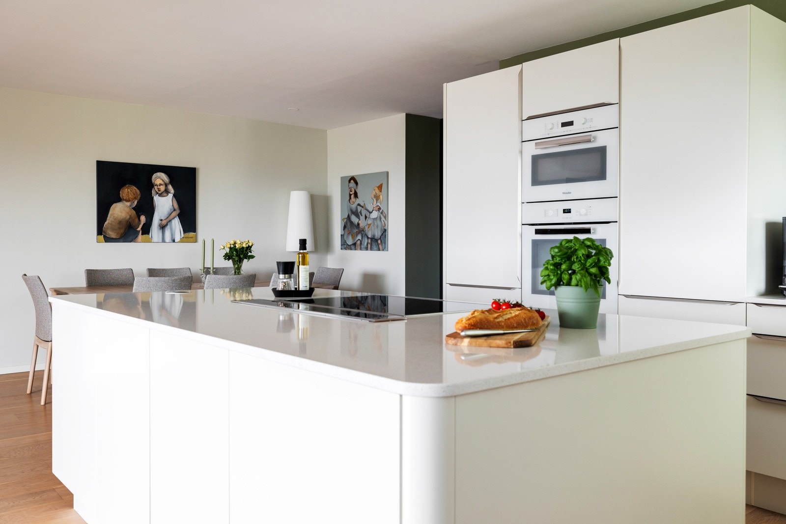 Moderne benkeventilator fra Faber og et romslig kombinert kjøleskap fra Gram. Galleribilde