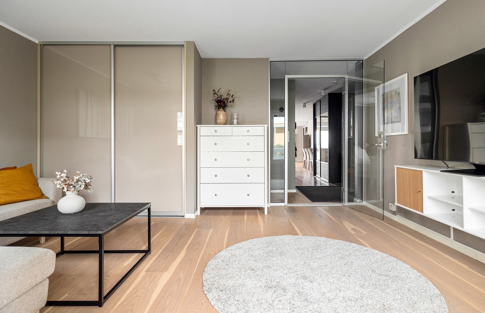 Det er installert spotlights med Philips Hue smartbelysning som kan dimmes og tilpasses ulike lysinnstillinger. Galleribilde