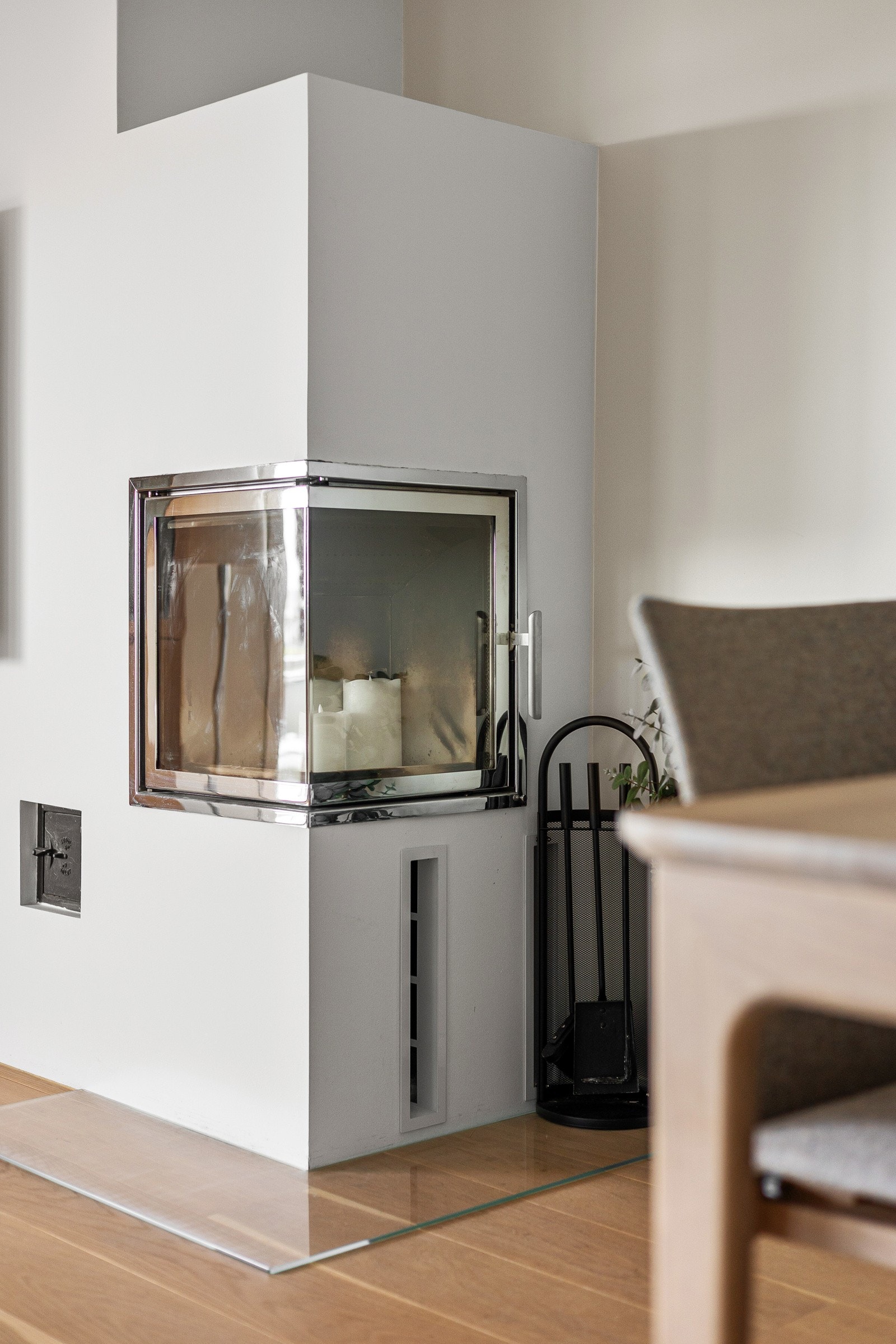 Flott peis fra Nordpeis som varmer godt og skaper er en god atmosfære i rommet. Galleribilde