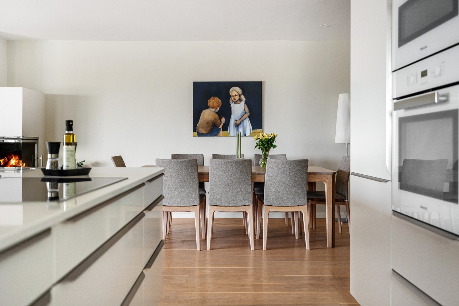 Velutstyrt med komfyr med pyrolyse, mikrobølgeovn, oppvaskmaskin og induksjonstopp fra Miele. Galleribilde