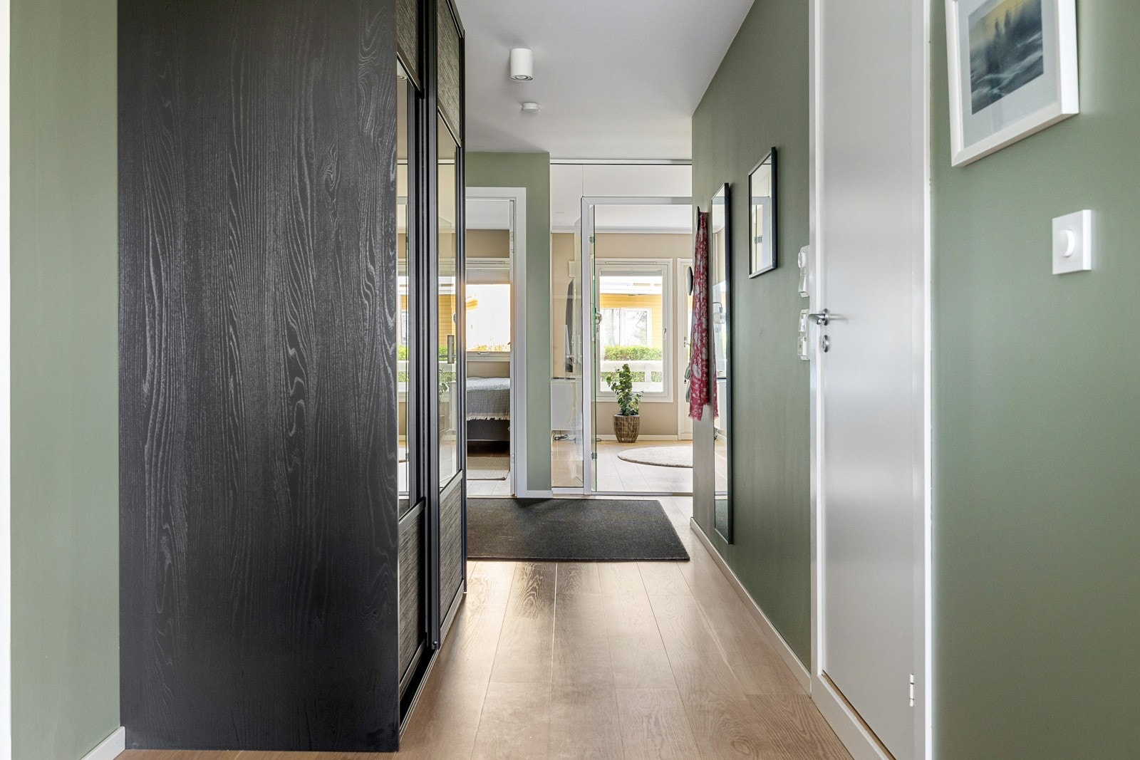 Velkommen inn - En lekker og romslig entré med enstavs hvitoljet parkett og delikate malte overflater. Galleribilde