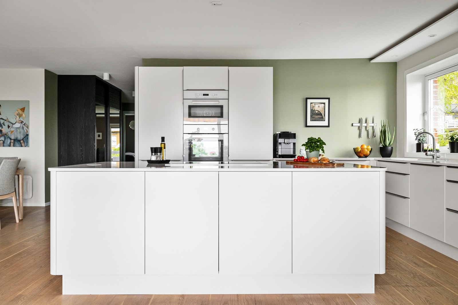 Stor kjøkkenøy som gir ekstra lagring- og benkeplass. Galleribilde