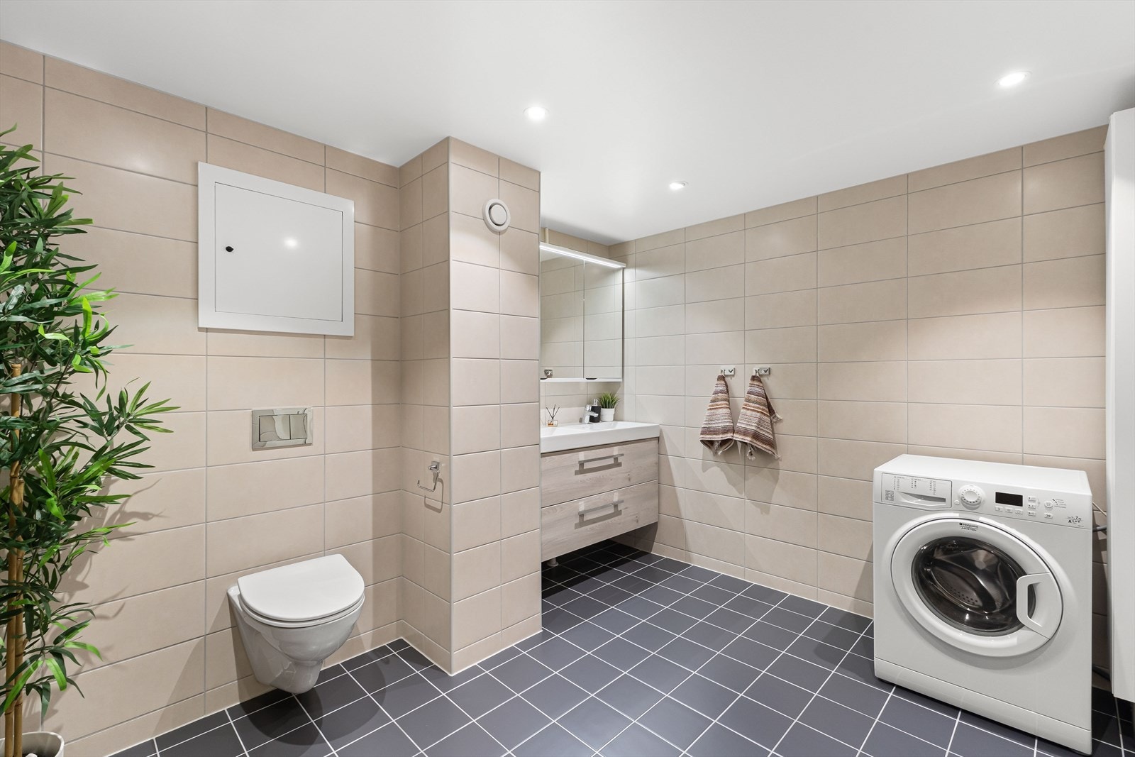 Badet har varme i gulv og downlights i himling. Opplegg til full vaskesøyle (vaskemaskin og tørketrommel) Galleribilde