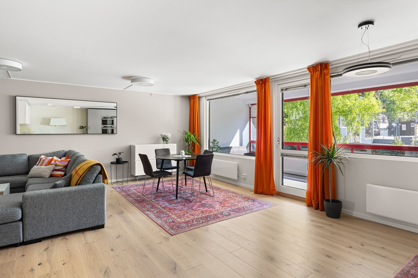 Stuen er meget romslig med god plass til sittegruppe og spisebord. 1-stavs eikeparkett fra 2020 Galleribilde