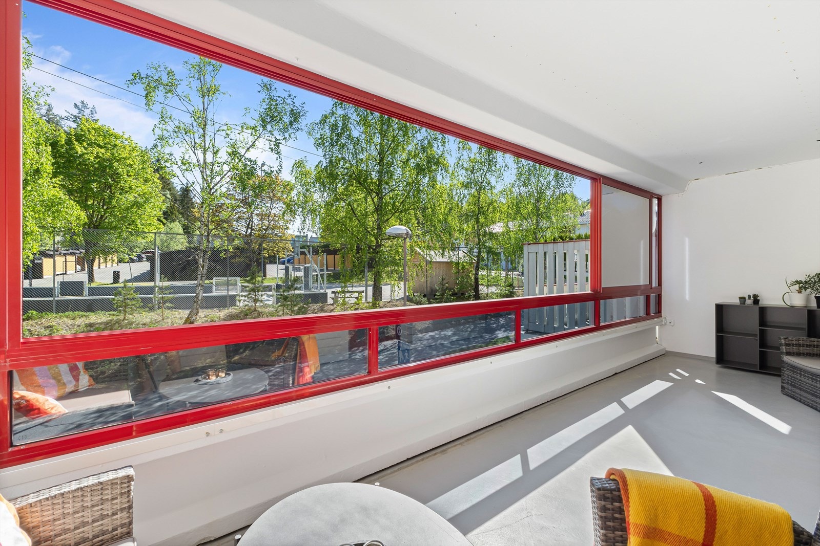 Flott sørøstvendt innglasset balkong. Vinduene kan trekkes til side. Galleribilde