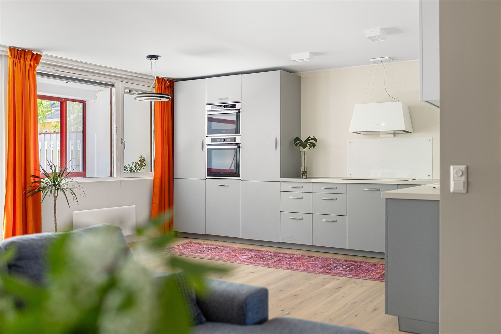 Kjøkkenet har godt med skap og benkeplass Galleribilde