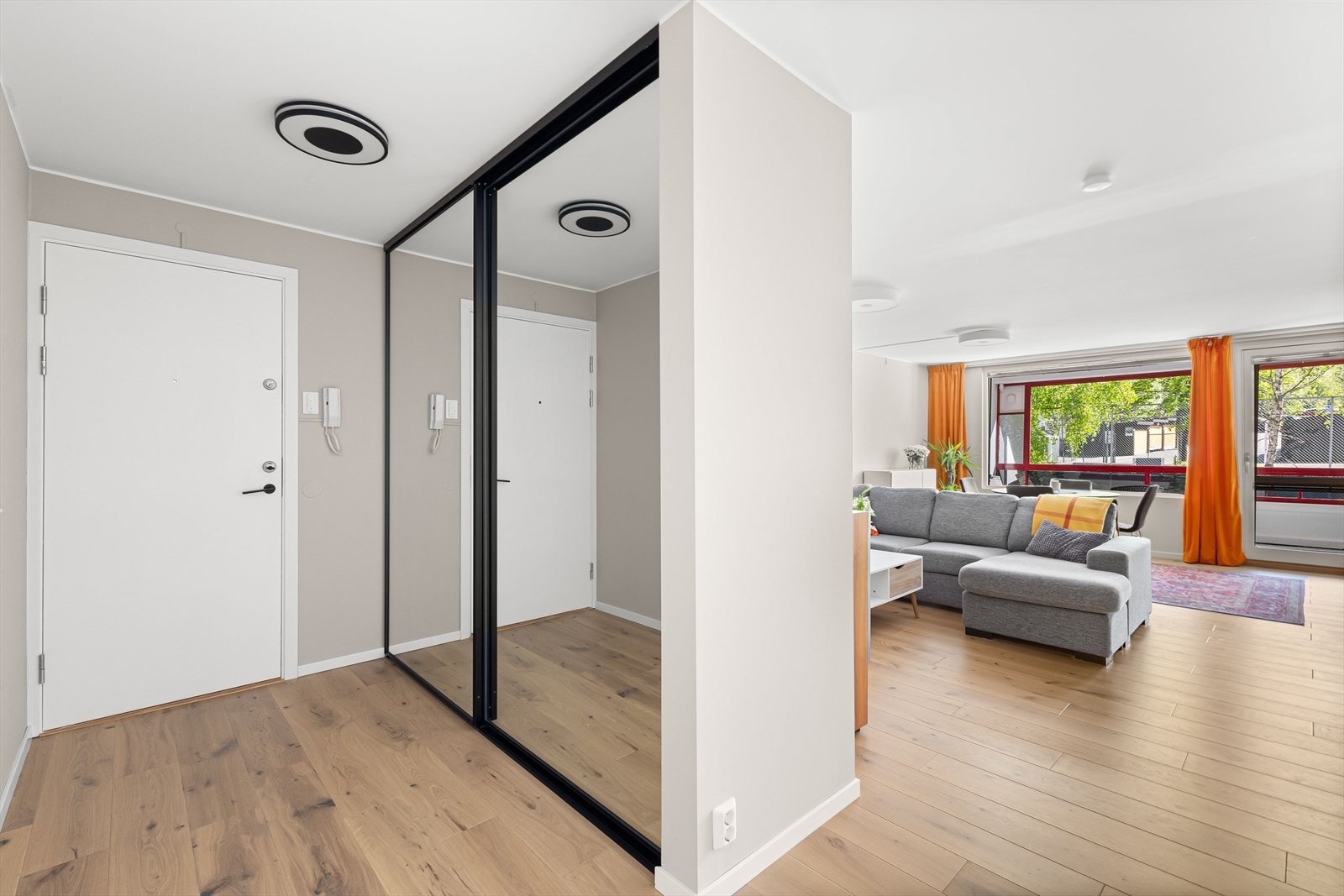 Pen entré med skyvedørsgarderobe. Nytt sikringsskap. Alt av elektriske ledninger og kontakter i leiligheten er skiftet i 2020 Galleribilde