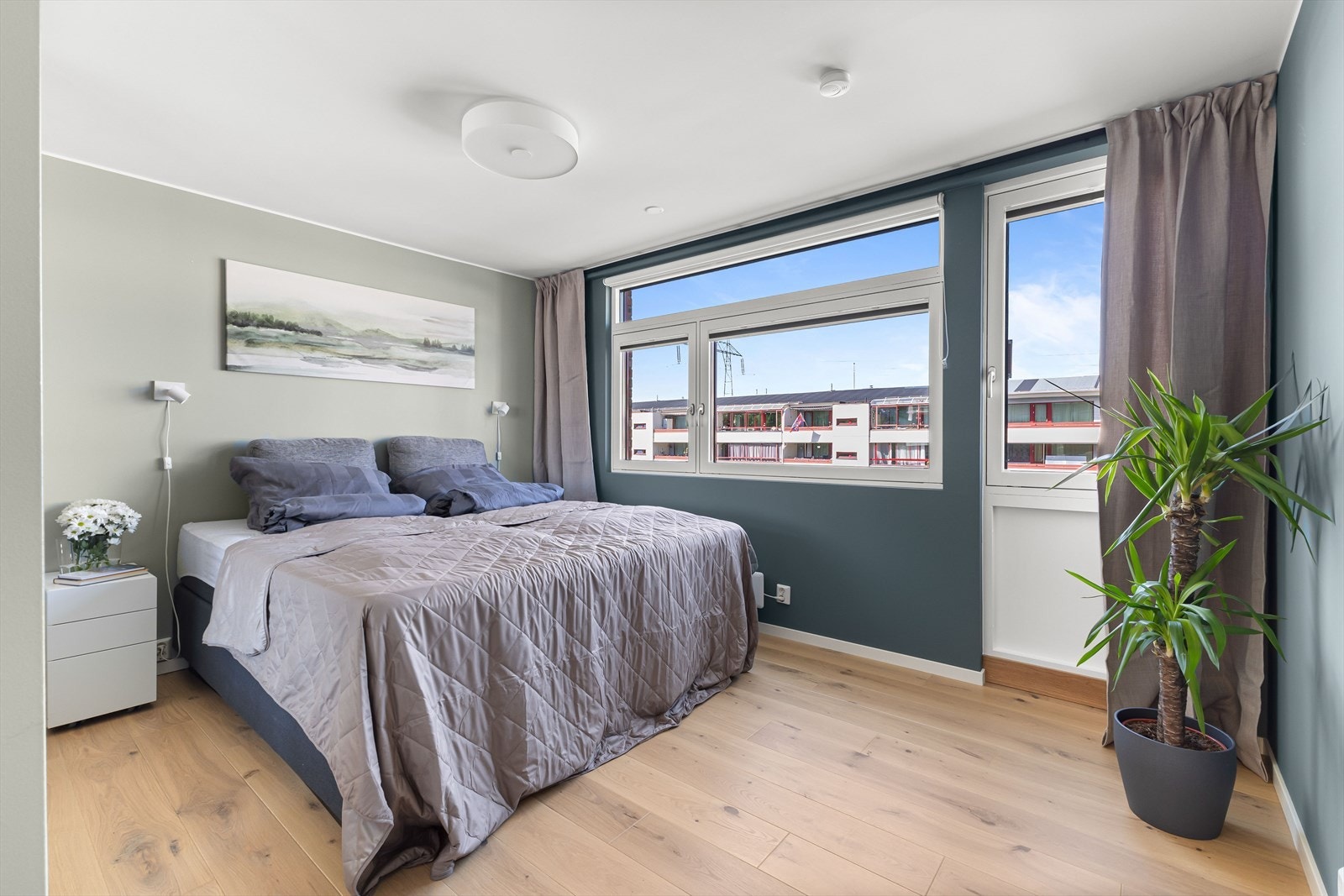 Hovedsoverom med stor tilhørende skyvedørsgarderobe. Plass til nattbord på begge sider av sengen. Galleribilde