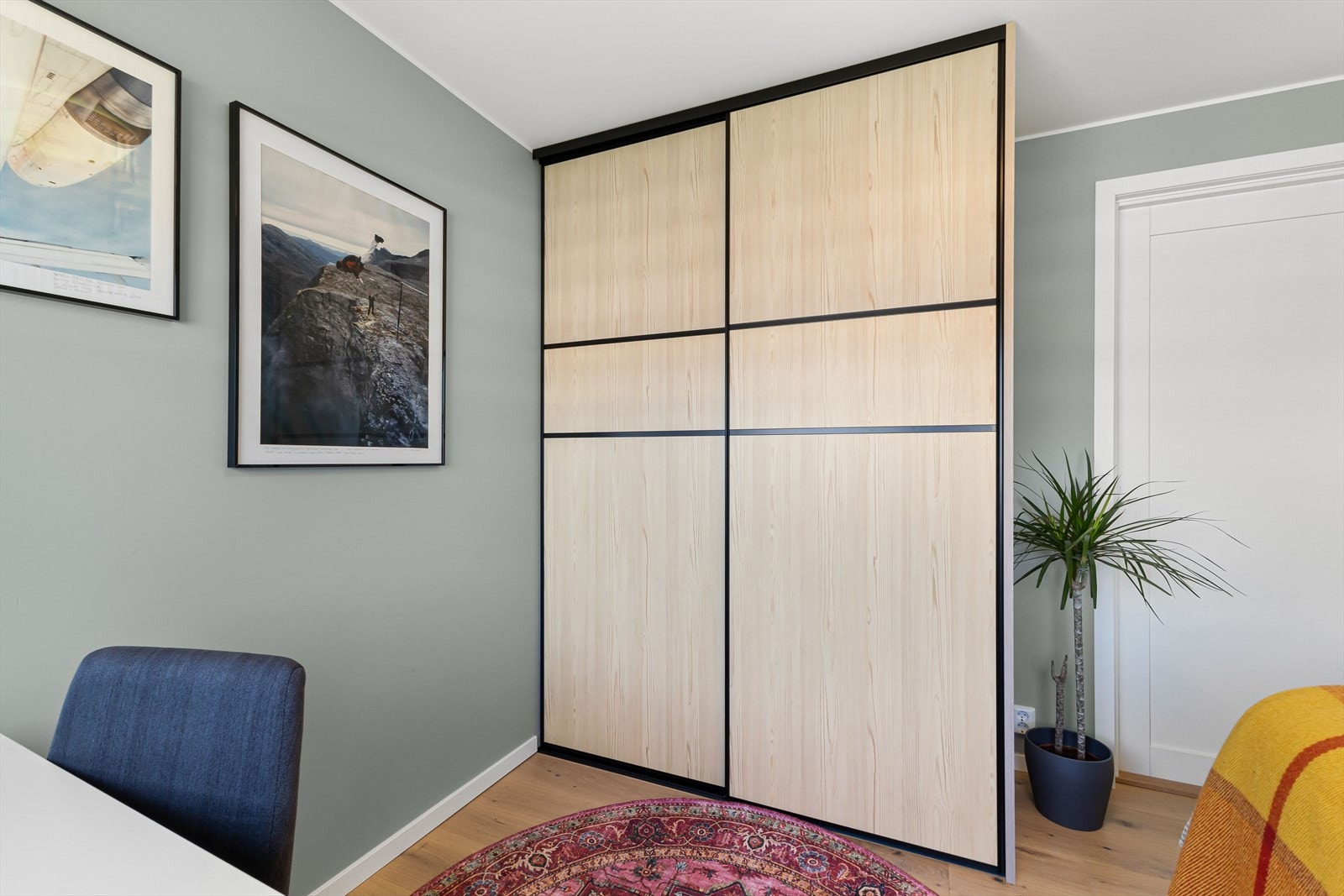 Soverom 2 med medfølgende garderobeskap Galleribilde