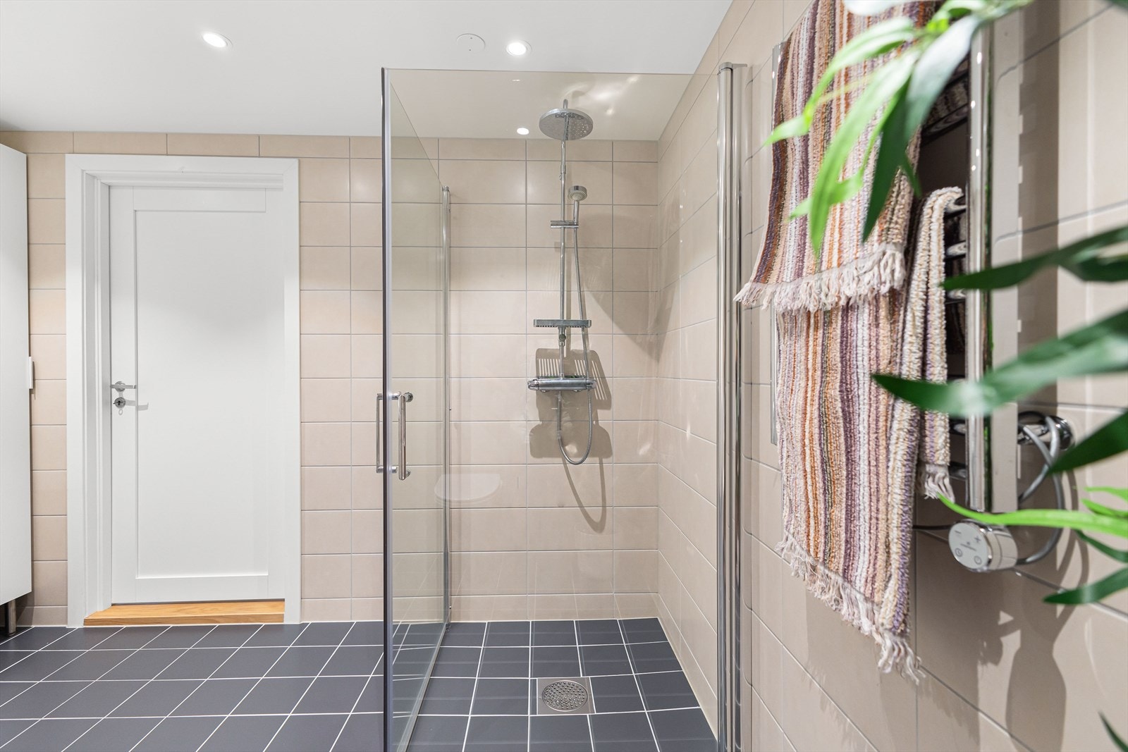 Pent flislagt bad Galleribilde