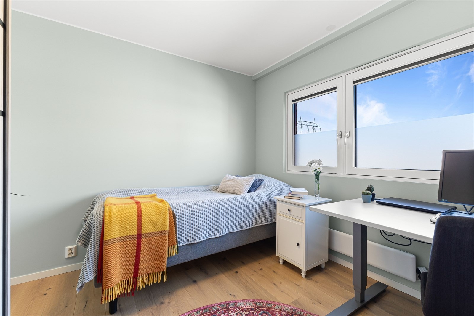 Soverom 2. Vinduer i boligen ble byttet i 2014 Galleribilde