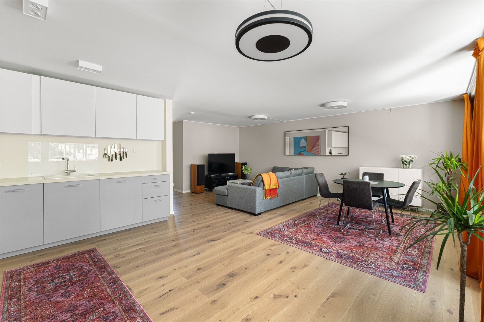 Åpen løsning mellom kjøkken og stue Galleribilde