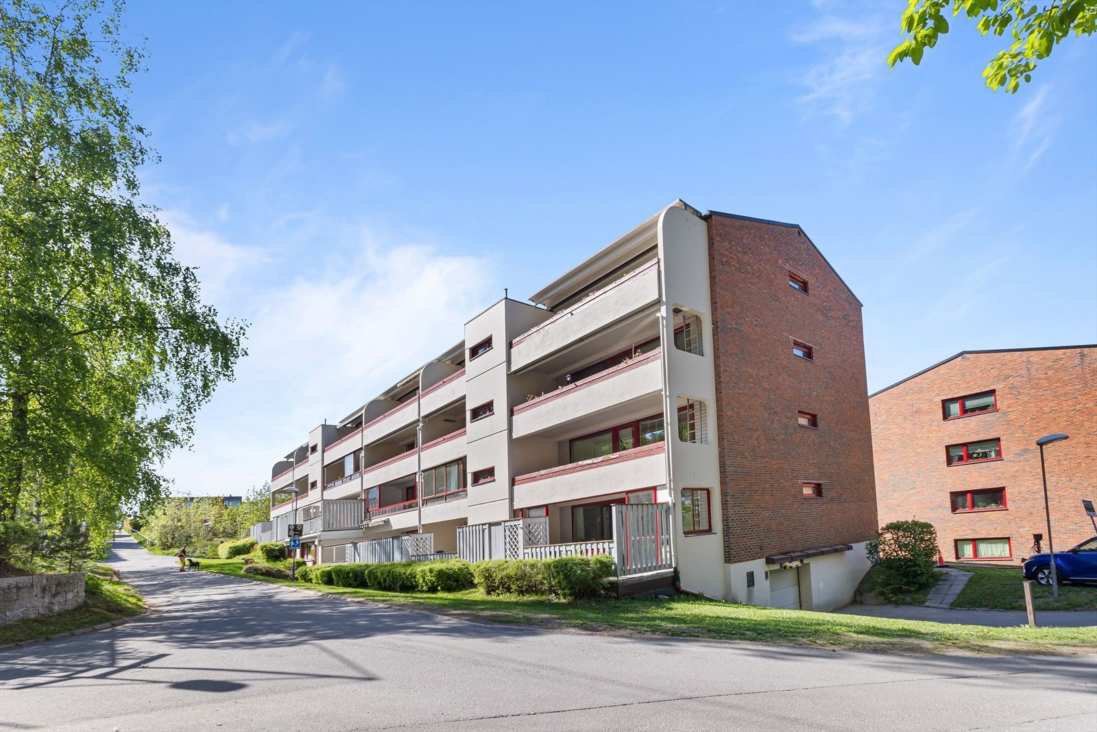 Fasade sett mot balkongside. Leiligheten ligger i 2. etg. Galleribilde