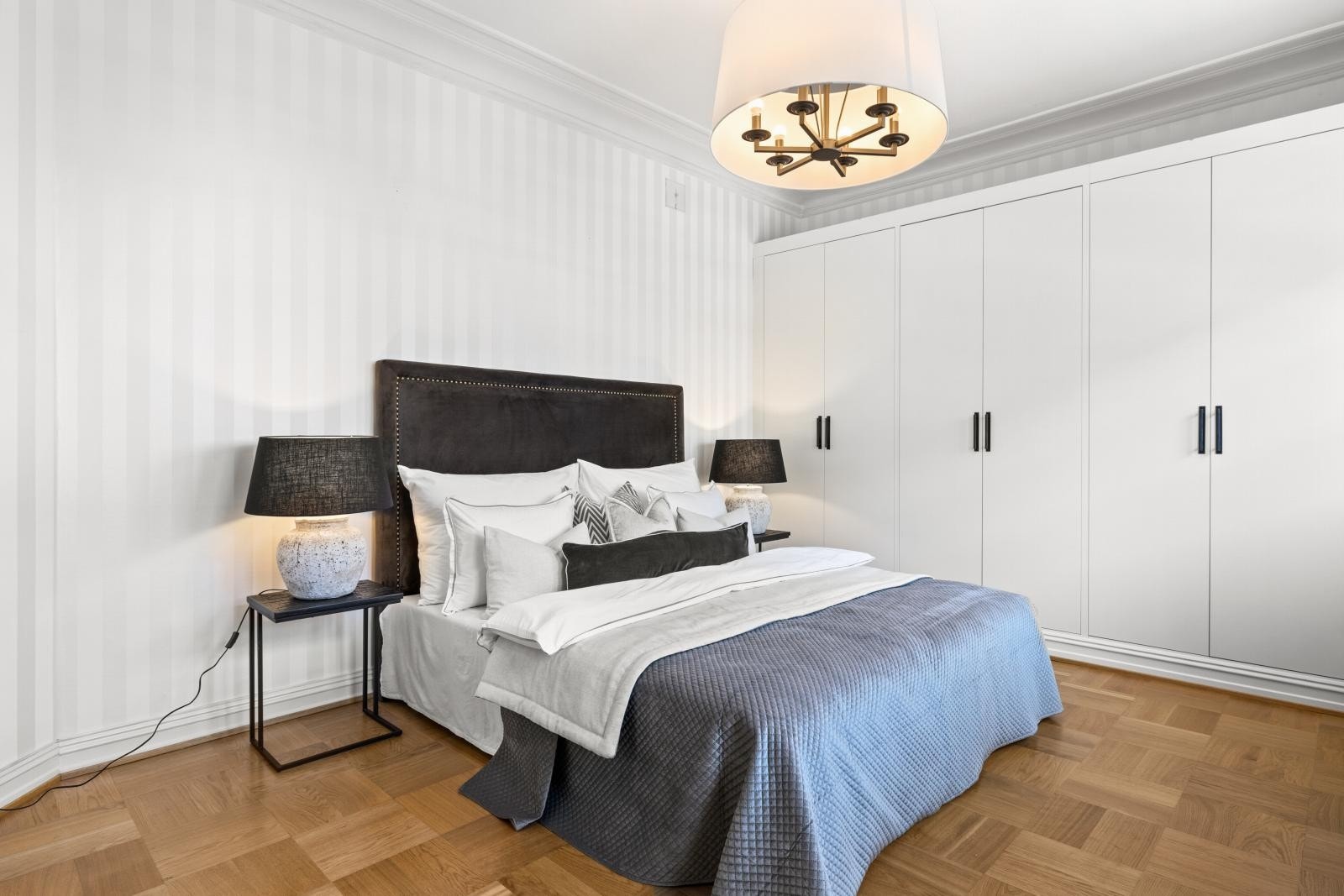 Soverom to, også med stor gardeobe og plass til kontor. Galleribilde