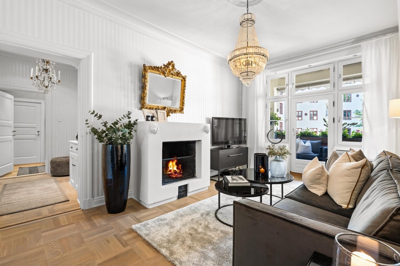 Egen daglig/tv-stue med peis og utgang til balkongen. Galleribilde