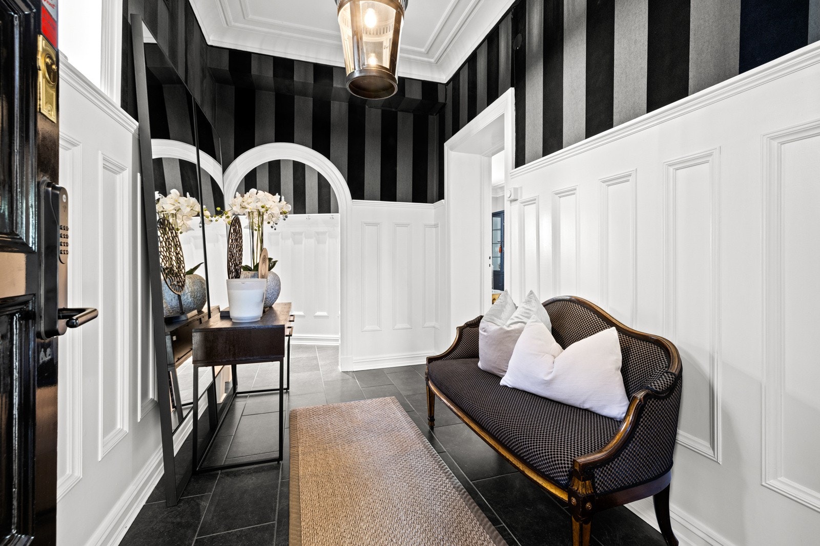 Flott hall som gir et godt førsteinntrykk når man kommer inn i boligen. Galleribilde