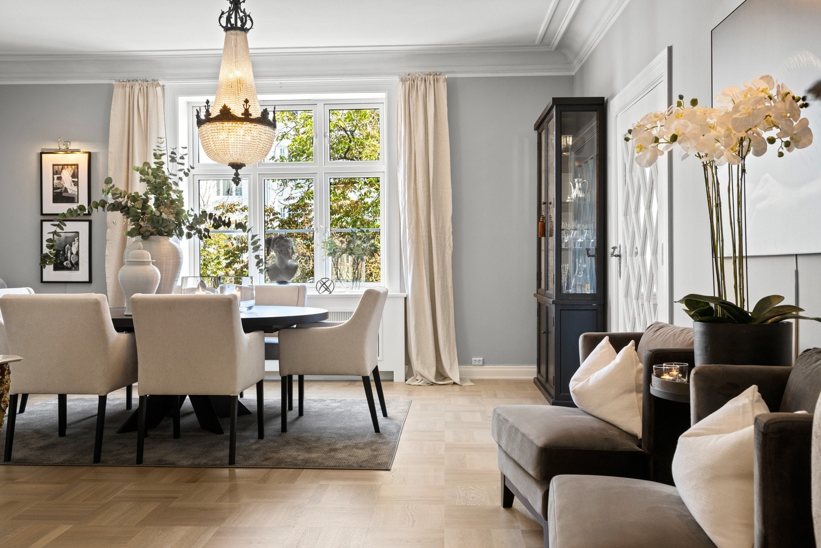 Stor og lys spisestue med plass til langbord. Galleribilde