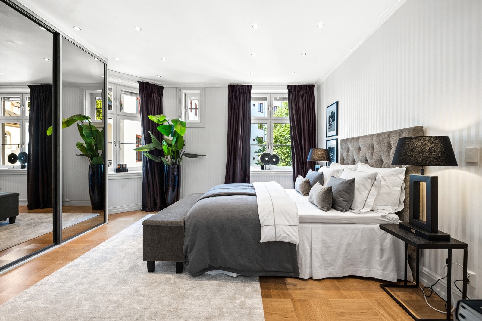 Hovedsoverom med stor skyvedørsgarderobe. Galleribilde