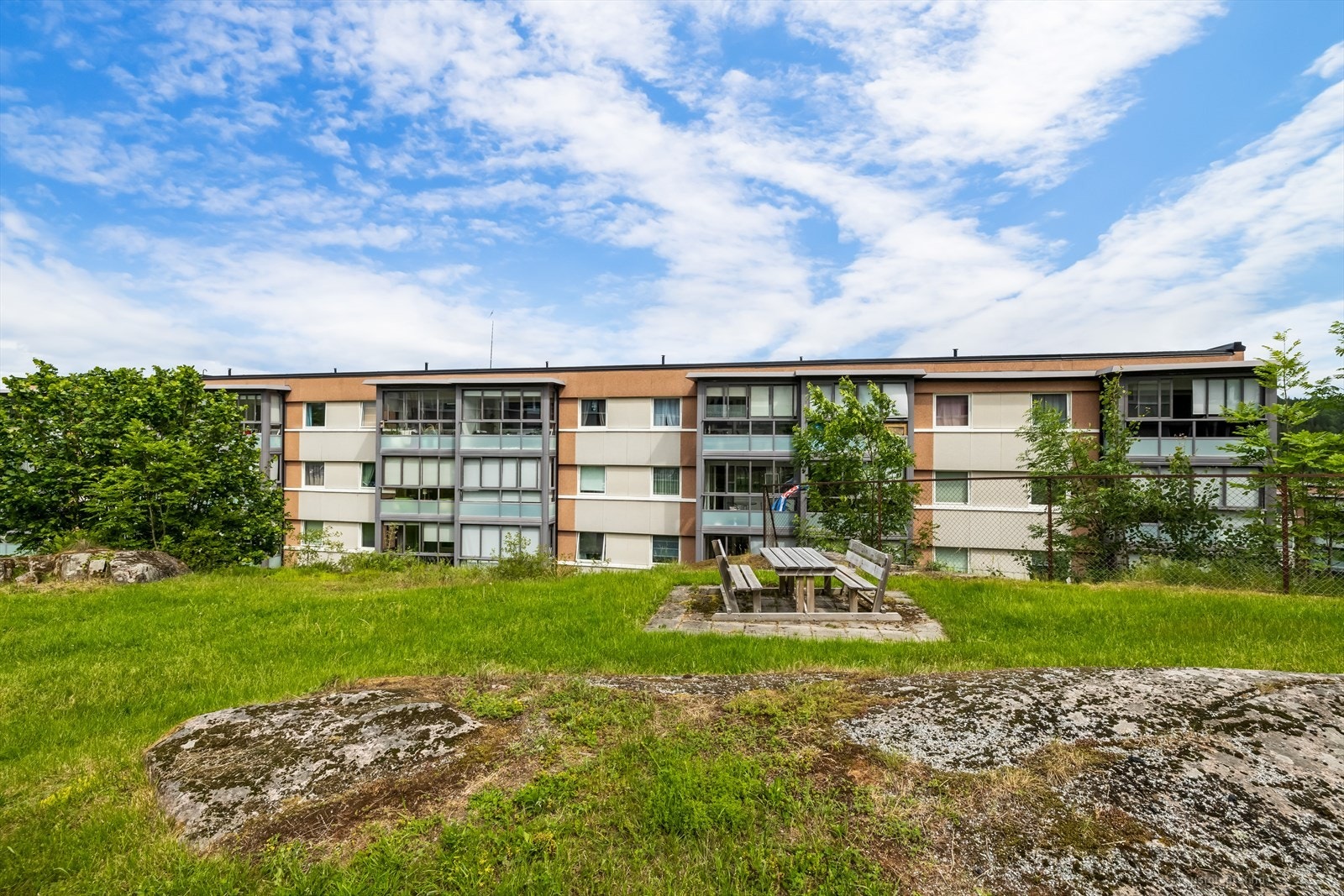 Blokken ligger fint til i terrenget Galleribilde