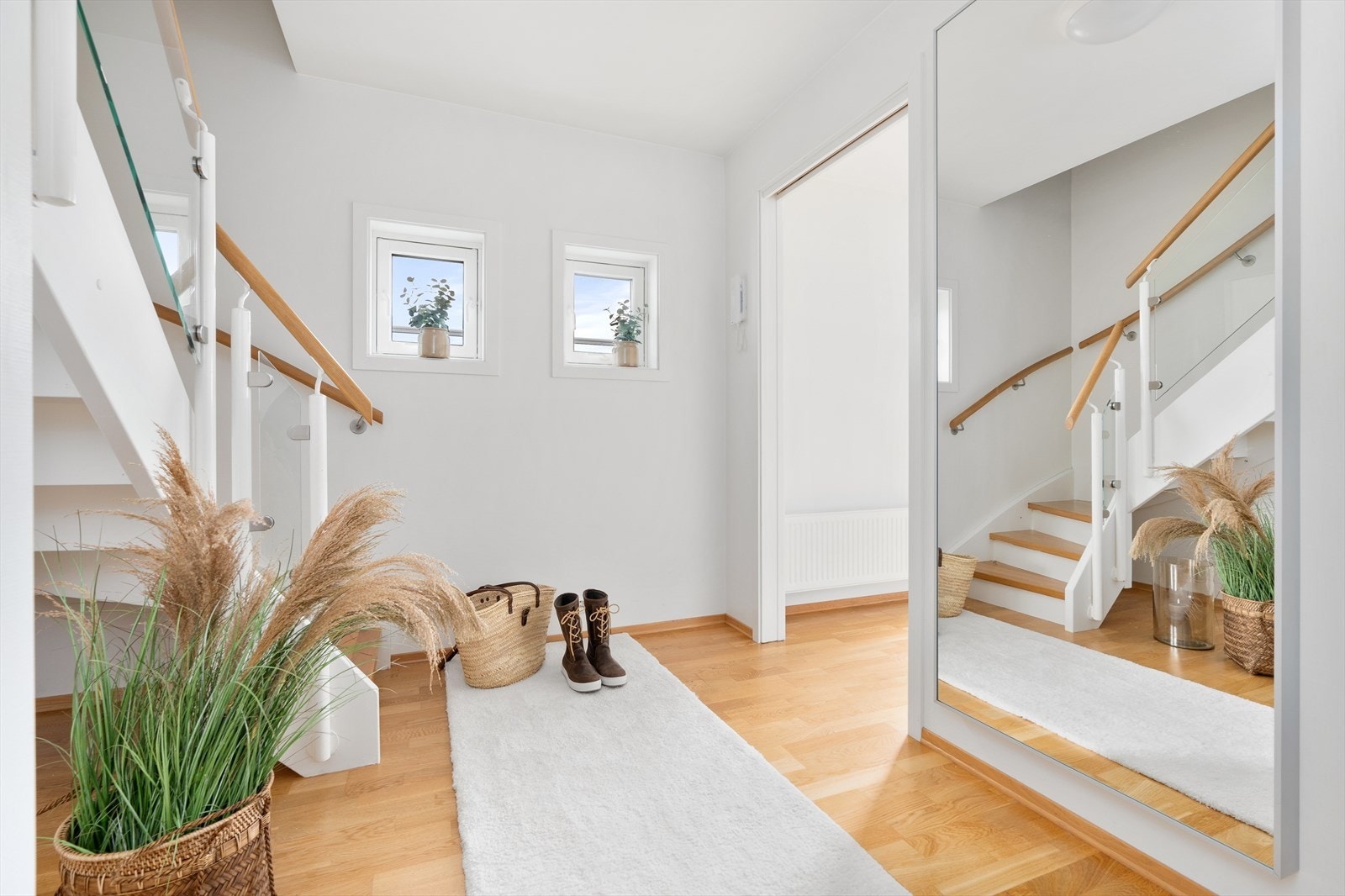 I entreen/hallen har du god plass til oppbevaringsløsninger om ønskelig. Det er plassert et speil på veggen her som øker romfølelsen. Forøvrig god plass til å henge fra deg sommerjakken og sette fra deg skoene. Galleribilde
