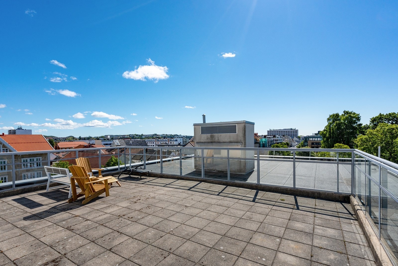 Tilhørende borettslaget finnes det også en felles takterrasse som kan benyttes av borettslagets andelseiere. Galleribilde