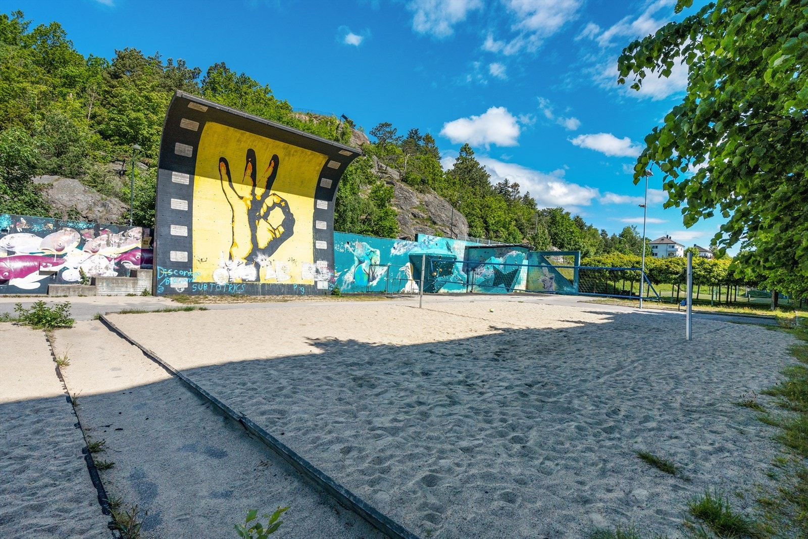Skateparken og sandvolleyballbanen ligger like ved ytterdøren til oppgangen i Stener Heyerdahls gate 7. Galleribilde