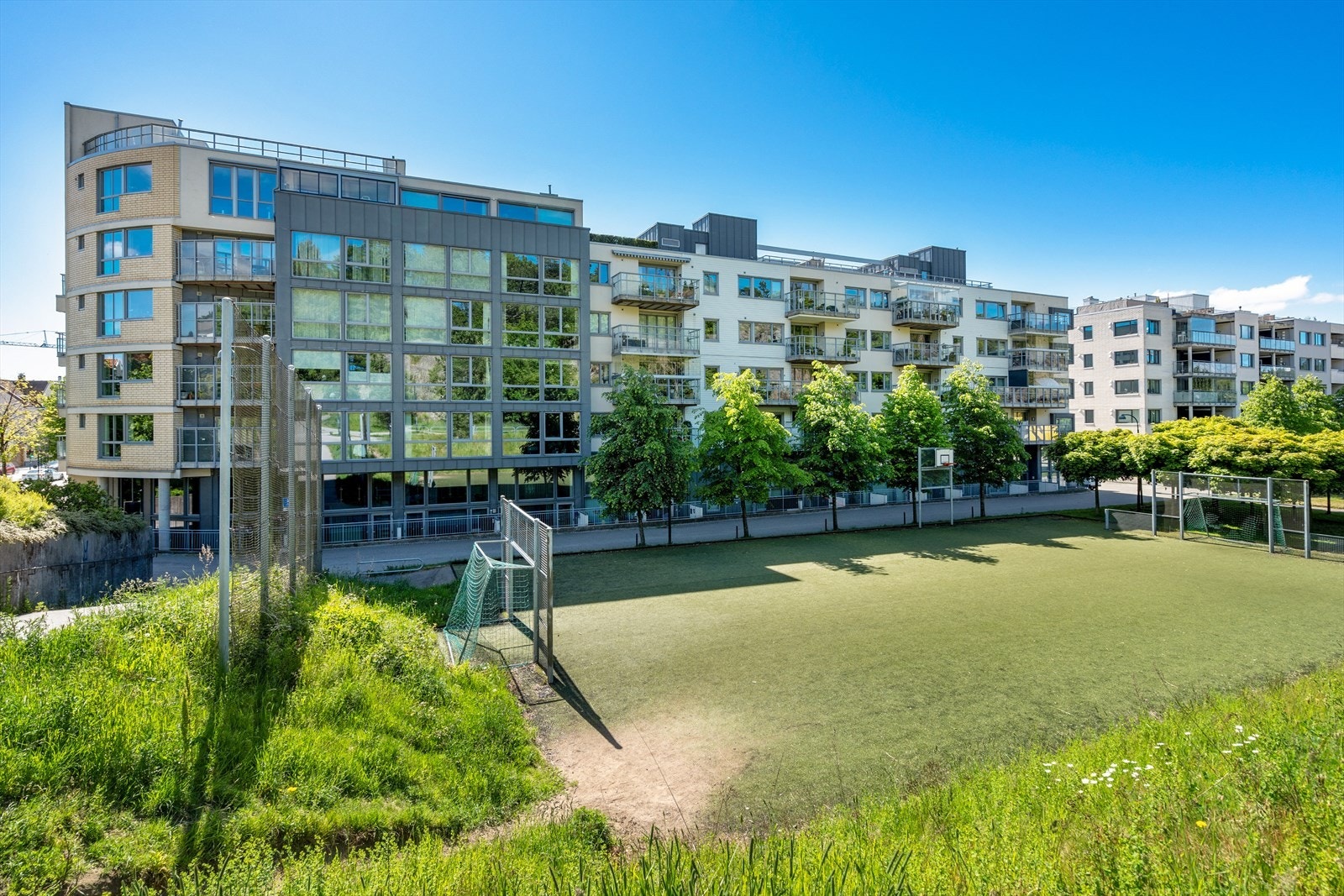 På baksiden av borettslaget mot Baneheia finnes det balløkke, samt skatepark. Fra leiligheten har du gang- og sykkelavstand til alt byen har å by på. Du har også svært kort gangavstand til Baneheia hvor du finner fine gå- og turområder. Galleribilde