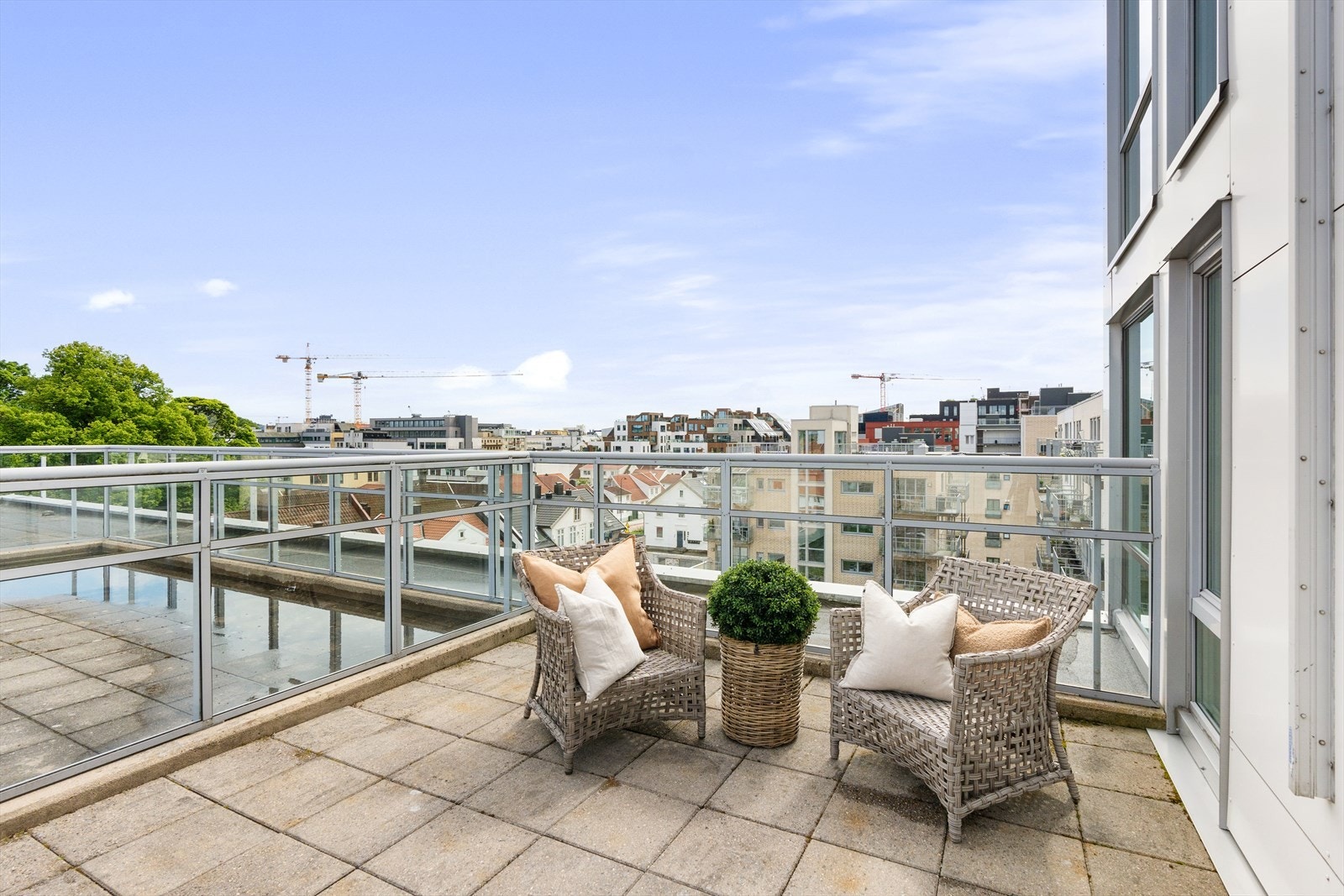 Tilhørende aktuell leilighet medfølger en privat takterrasse på ca 25 kvm. som er hellebelagt. Glassrekkverk sørger for noe vindskjerming, men er åpent så du beholder den flotte utsikten herfra og innenfra. Galleribilde