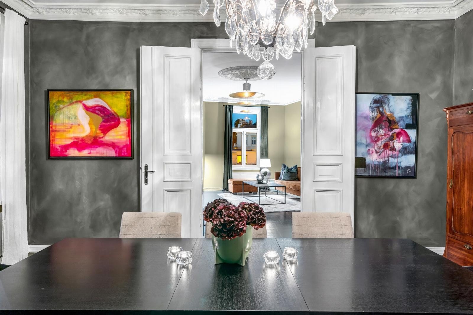 Klassiske detaljer som doble fløydører Galleribilde