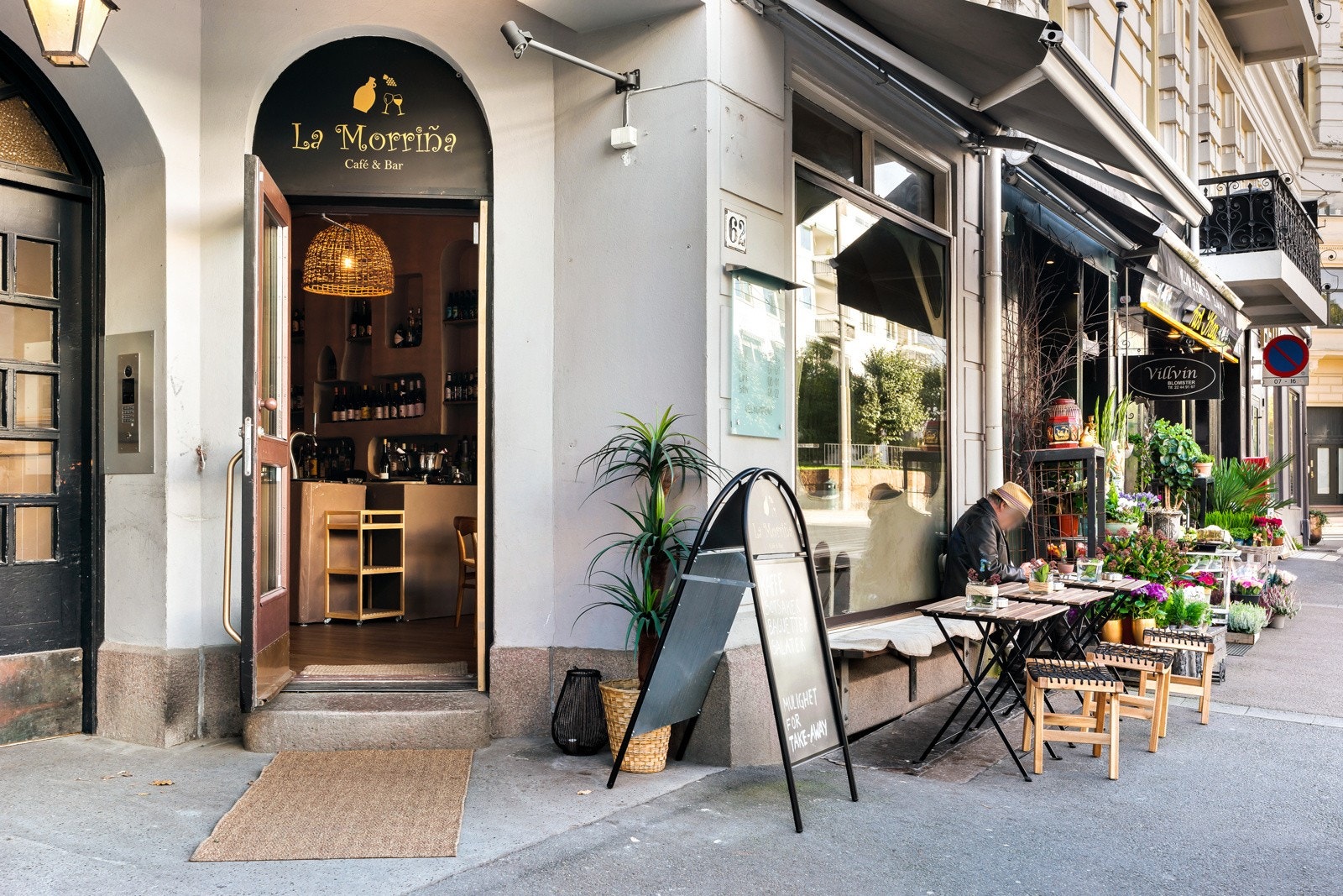 Rett utenfor døren finnes flere caféer, restauranter, barer o.l Galleribilde