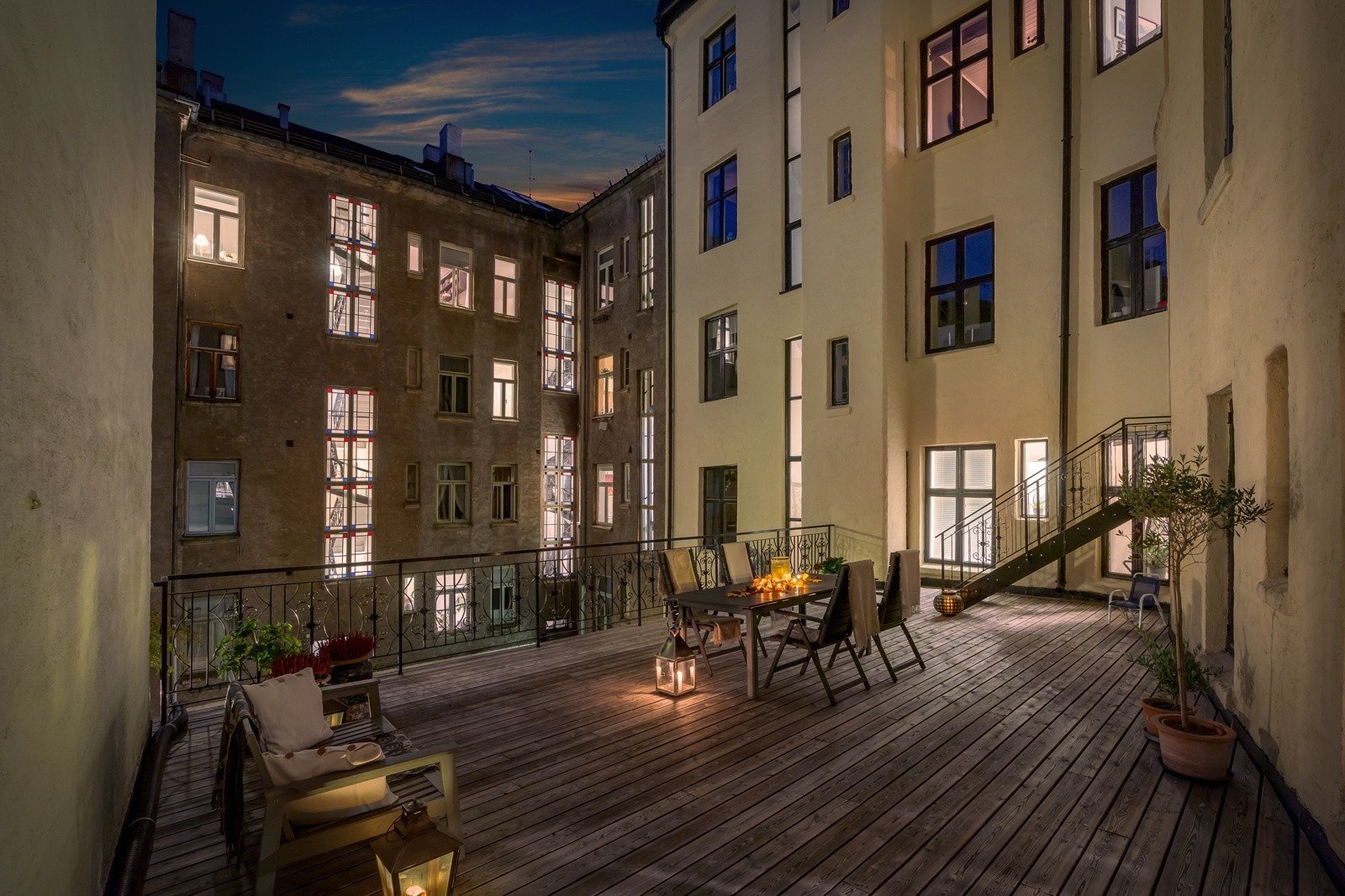 Sameiet har en felles terrasse med sittegrupper og benk, perfekt på solrike sommerdager Galleribilde