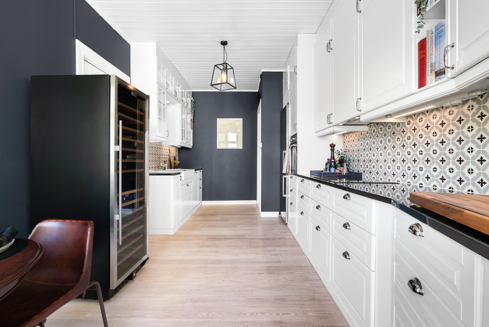 Det er også rikelig med lagringsplass i flere skap Galleribilde