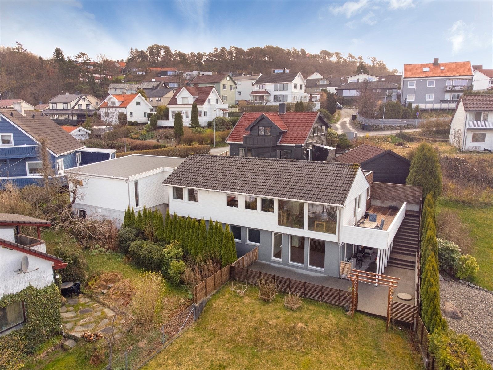 Solrik eiendom med tilnærmet flat hage. Galleribilde