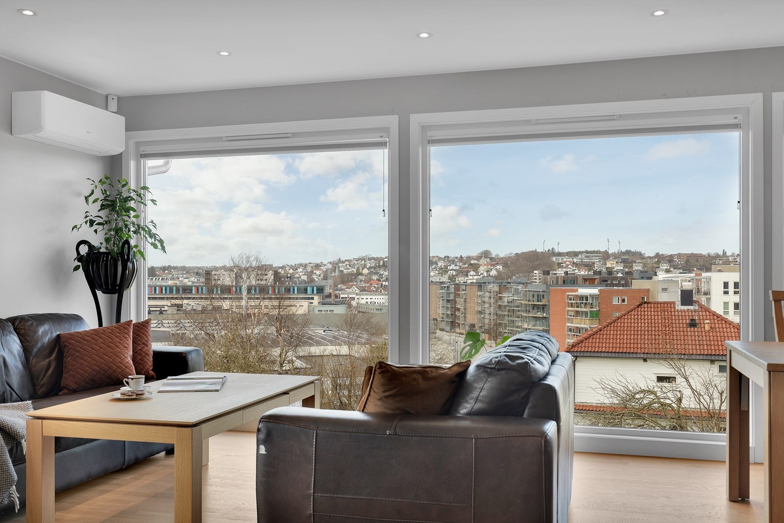 Store vindusflater i stue/kjøkken slipper inn den flotte utsikten Galleribilde