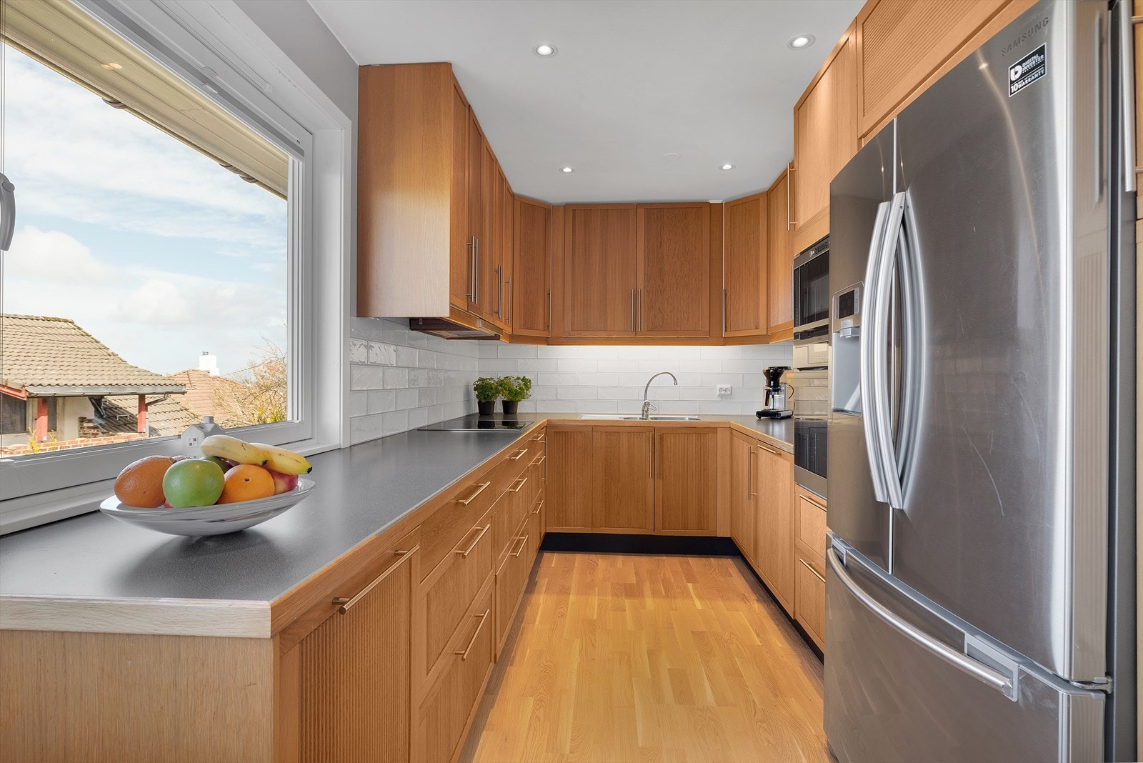 Kjøkkeninnredning fra Ikea. Integrerte hvitevarer i form av stekeovn, platetopp og oppvaskmaskin medfølger. Galleribilde