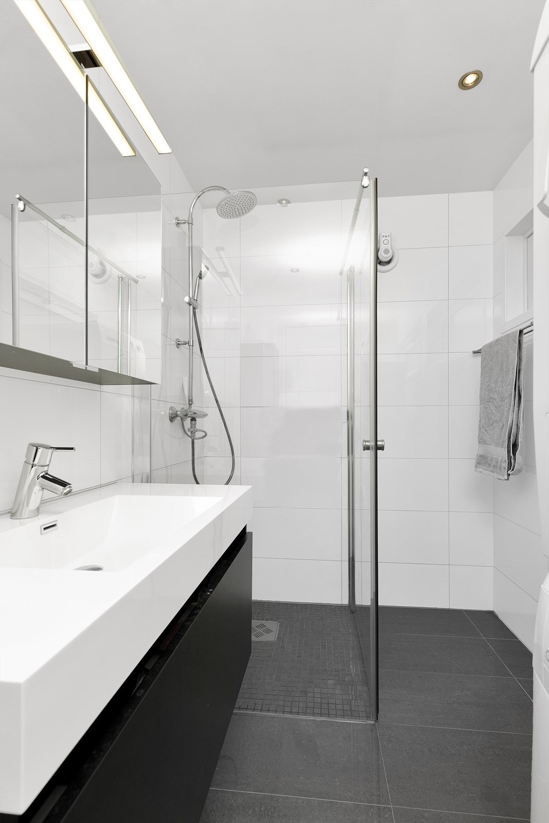 Bad 2 - flislagt med varmekabler i gulv og tidløs innredning Galleribilde