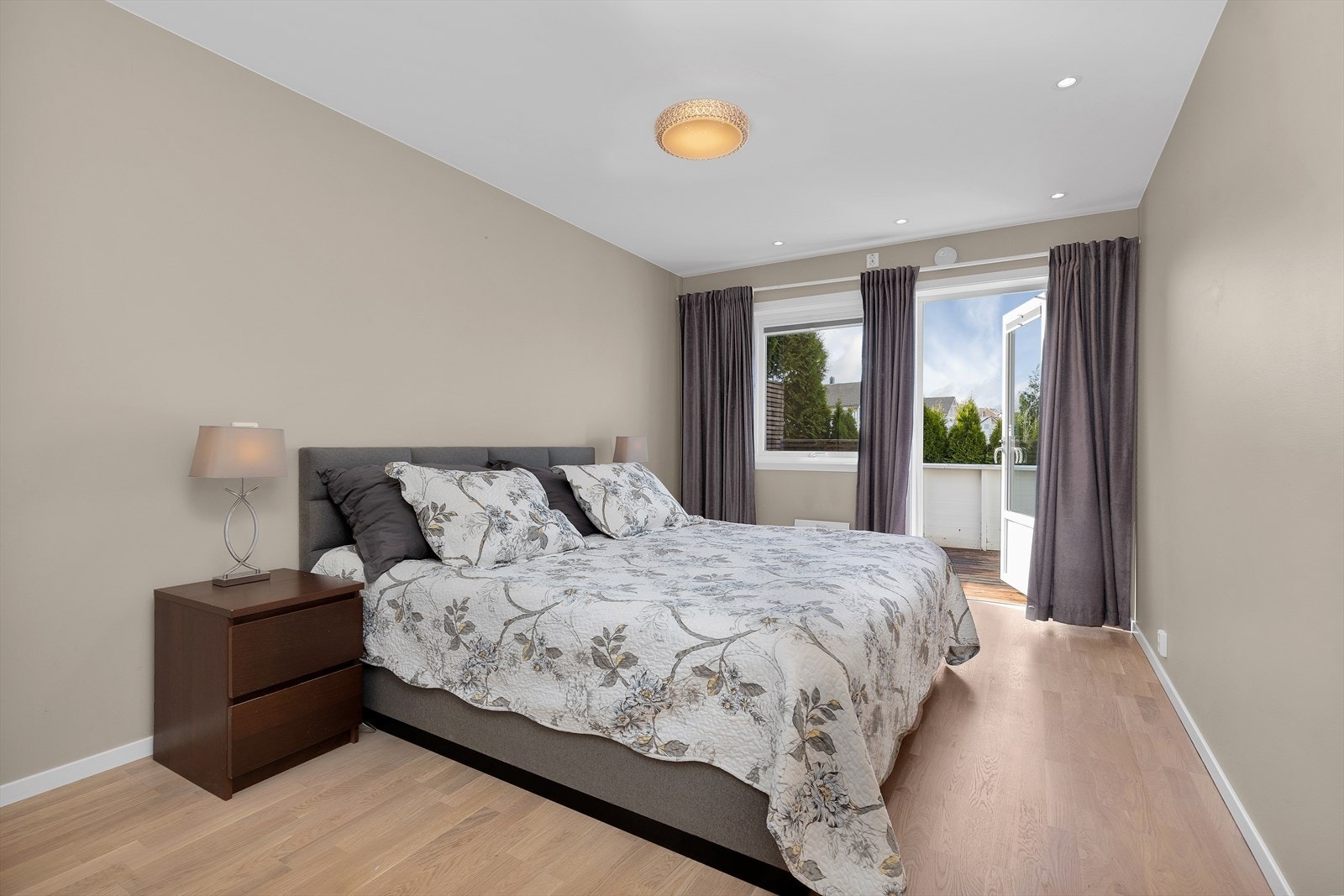 Soverom 1 med direkte adkomst til bad, bod og utgang til terrasse Galleribilde