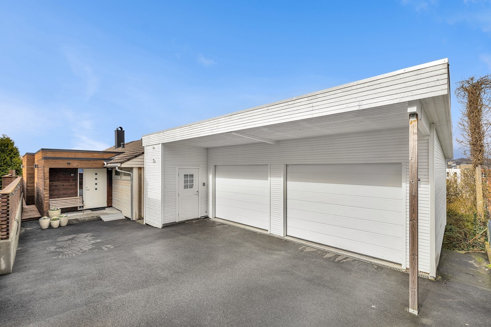 Dobbel garasje med innredet hybel i u.etg. Som er utleid for kr. 6 500,- pr. mnd. Galleribilde