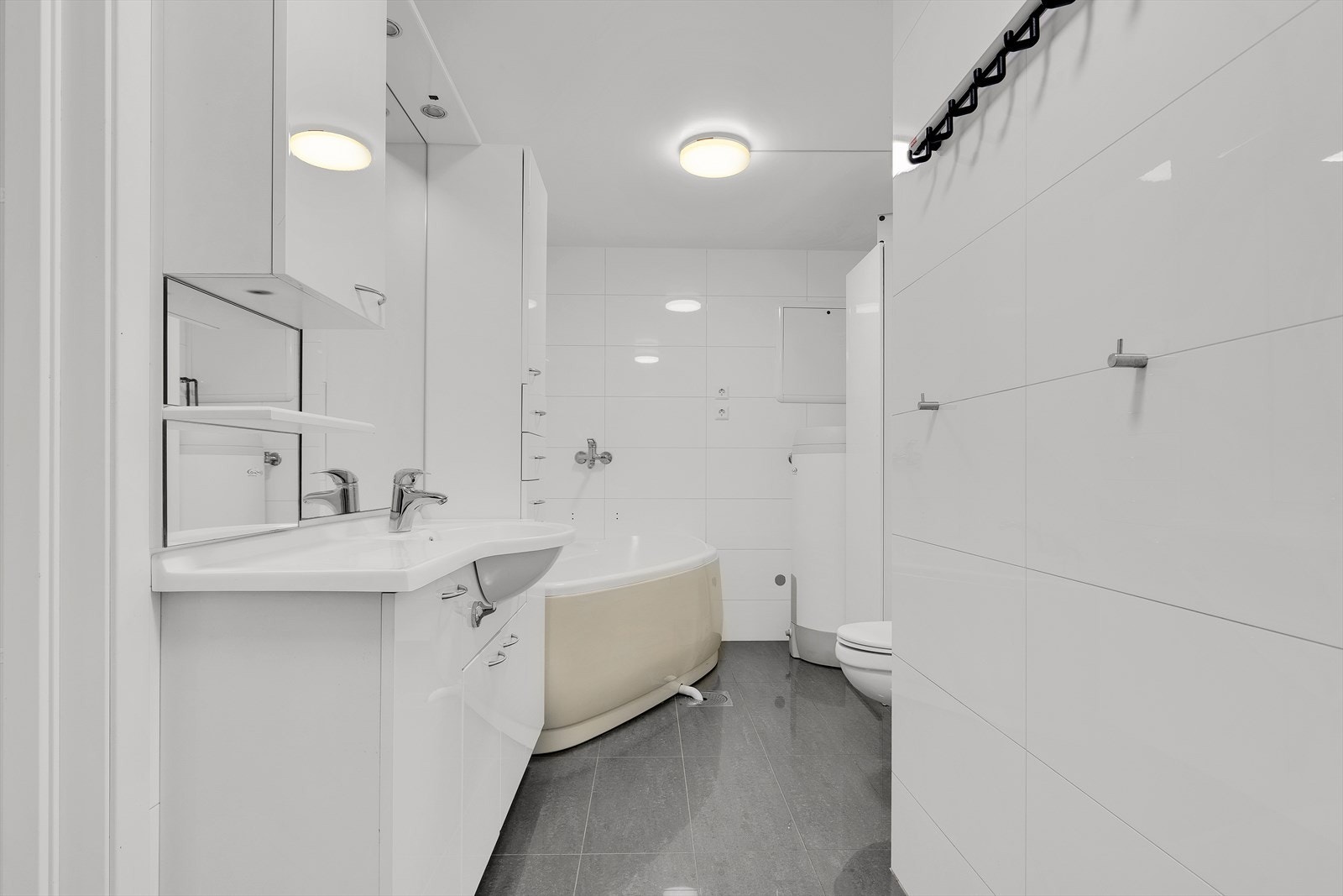 Leilighet i u.etg: badet er flislagt med varmekabler i gulv Galleribilde