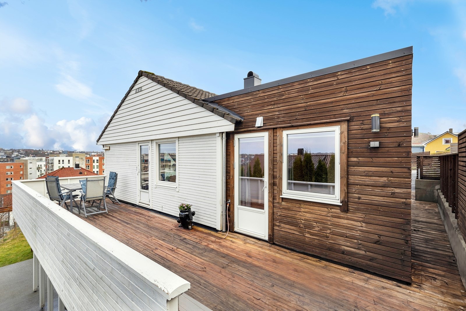 Terrasse med utgang fra stue og soverom 1 Galleribilde