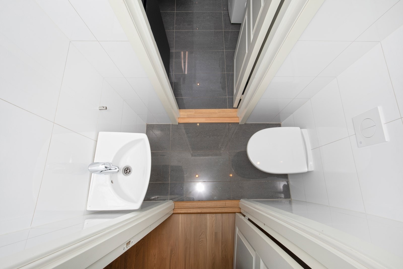 Praktisk gjestetoalett med adkomst fra gang og fra bad 2. Galleribilde