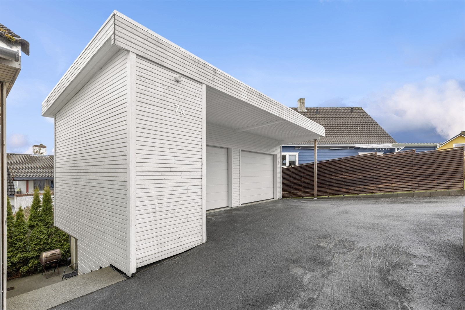 Garasje - plass til flere biler i gårdsrommet Galleribilde