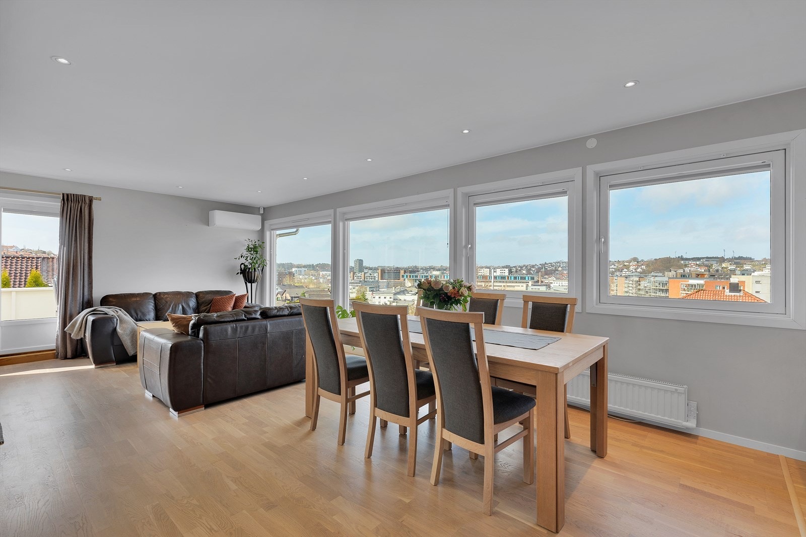 Nydelig utsikt over hele byen og deler av Gandsfjorden Galleribilde