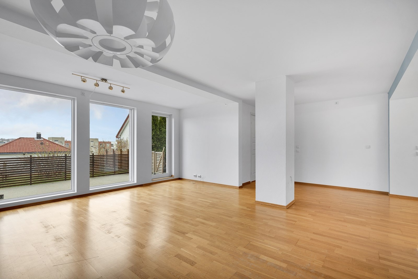 Leilighet i u.etg - stue med store vindusflater Galleribilde