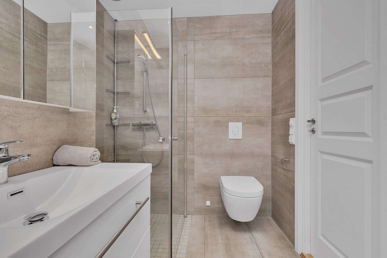 Bad - flislagt med varmekabler i gulv Galleribilde